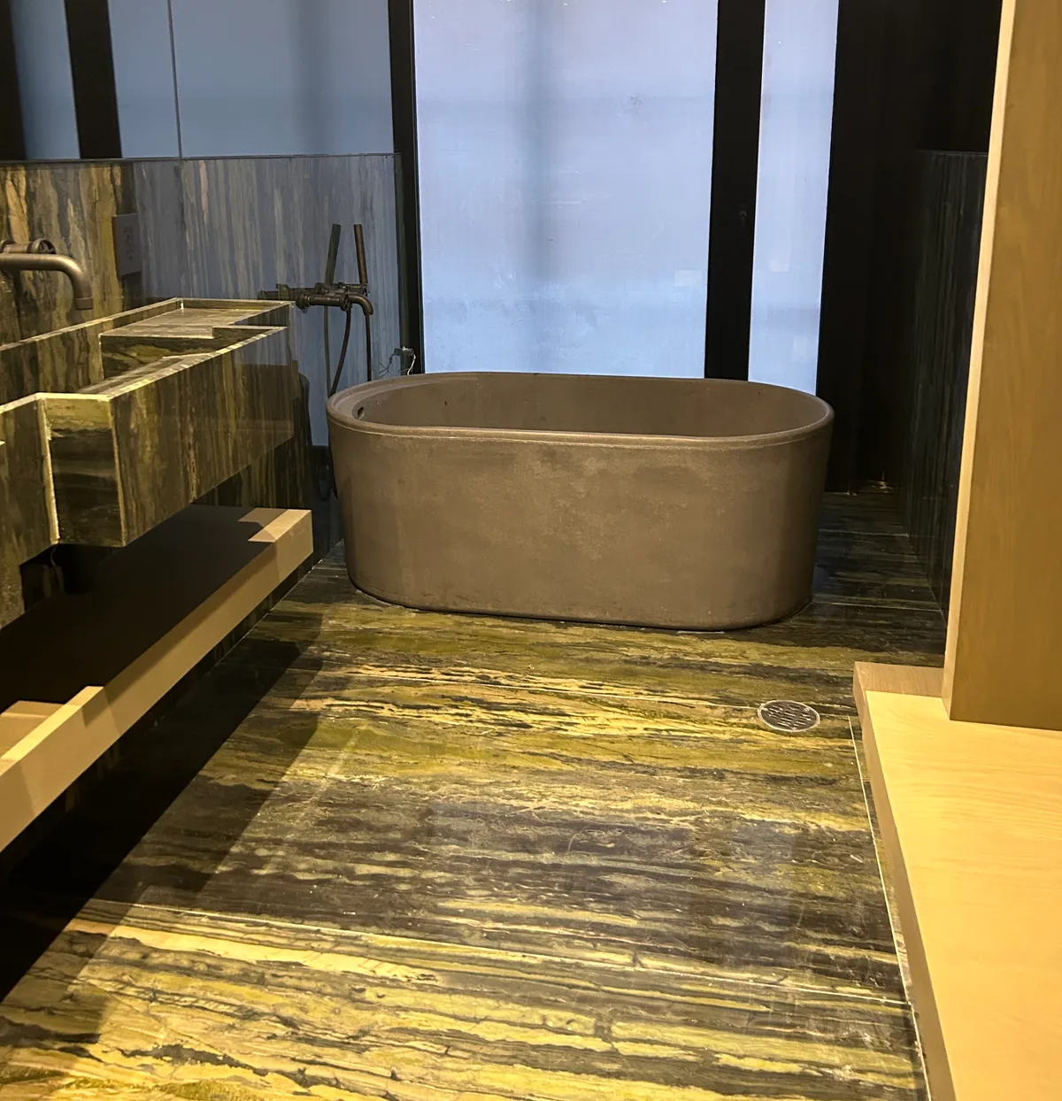 Mobiliario e instalación en concreto GFRC — proyecto Tinas Volga