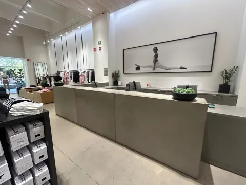 Detalle de instalación — Alo Yoga, acabado Aparente