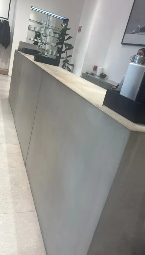 Mobiliario e instalación en concreto GFRC — proyecto Alo Yoga