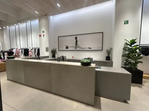 Textura y acabado del concreto en Alo Yoga