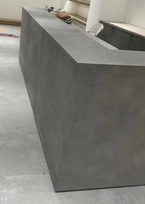 Ambiente con piezas de concreto fabricadas por Mās Concreto — Alo Yoga