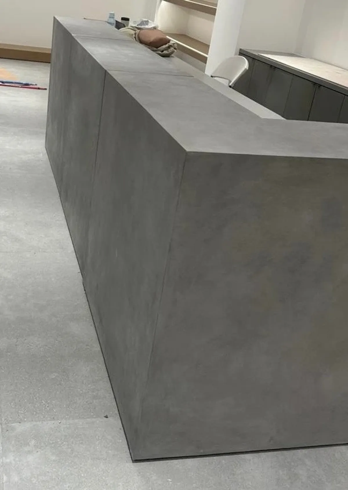 Ambiente con piezas de concreto fabricadas por Mās Concreto — Alo Yoga