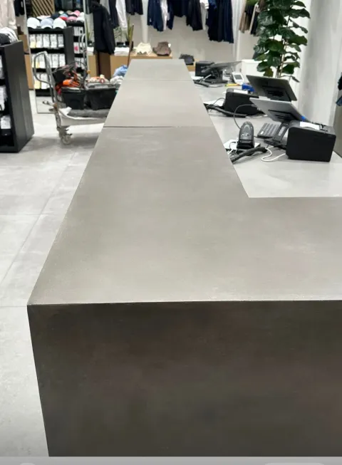 Alo Yoga: pieza en concreto reforzado (Concreto reforzado con fibra de vidrio)