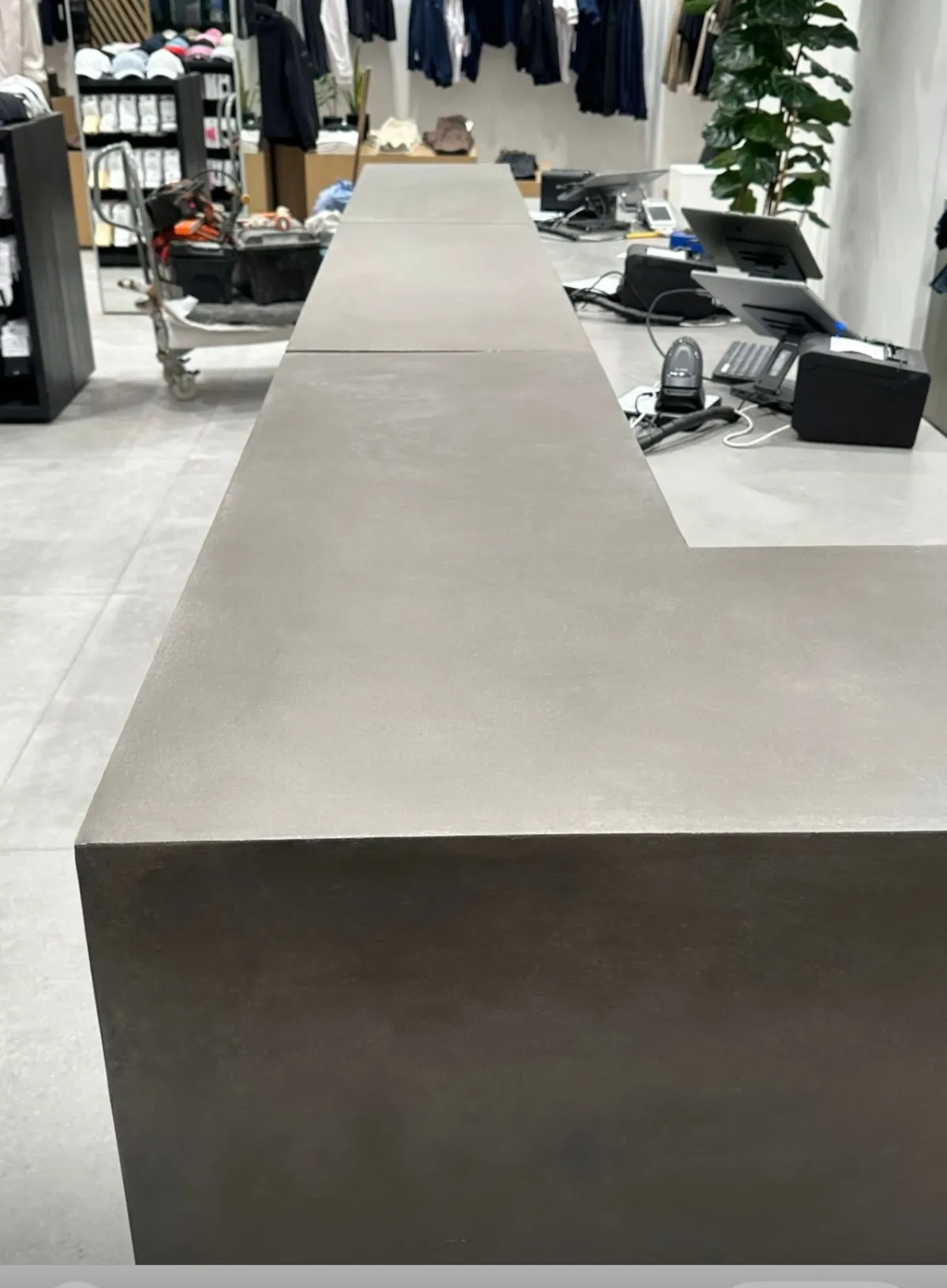 Alo Yoga: pieza en concreto reforzado (Concreto reforzado con fibra de vidrio)