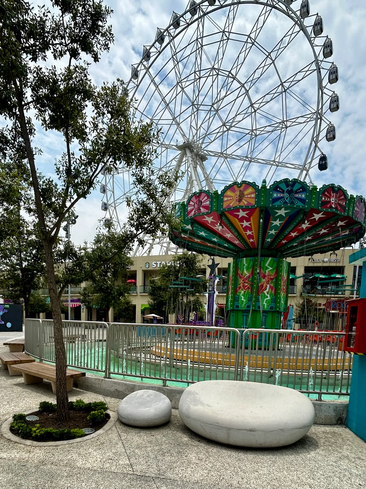 Ambiente con piezas de concreto fabricadas por Mās Concreto — Bancas Feria de Chapultepec, CDMX