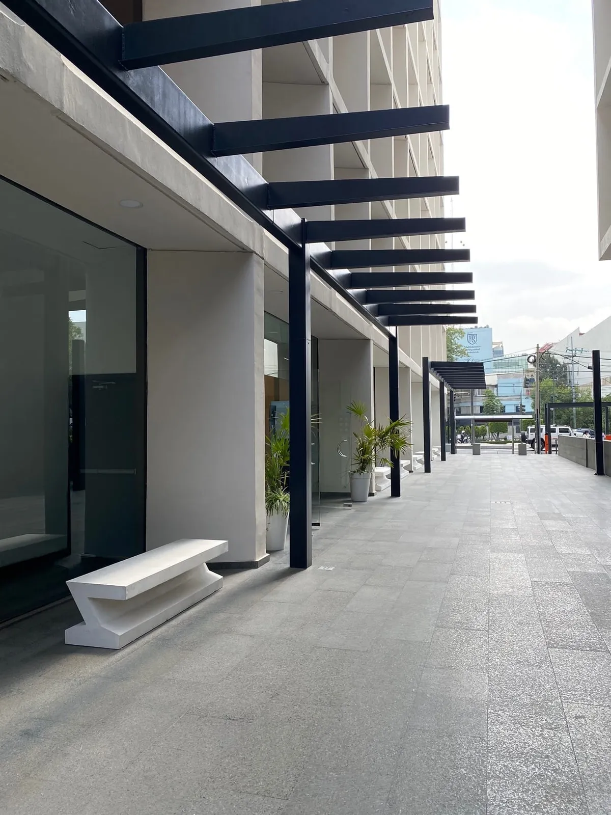 Ambiente con piezas de concreto fabricadas por Mās Concreto — Bancas ME