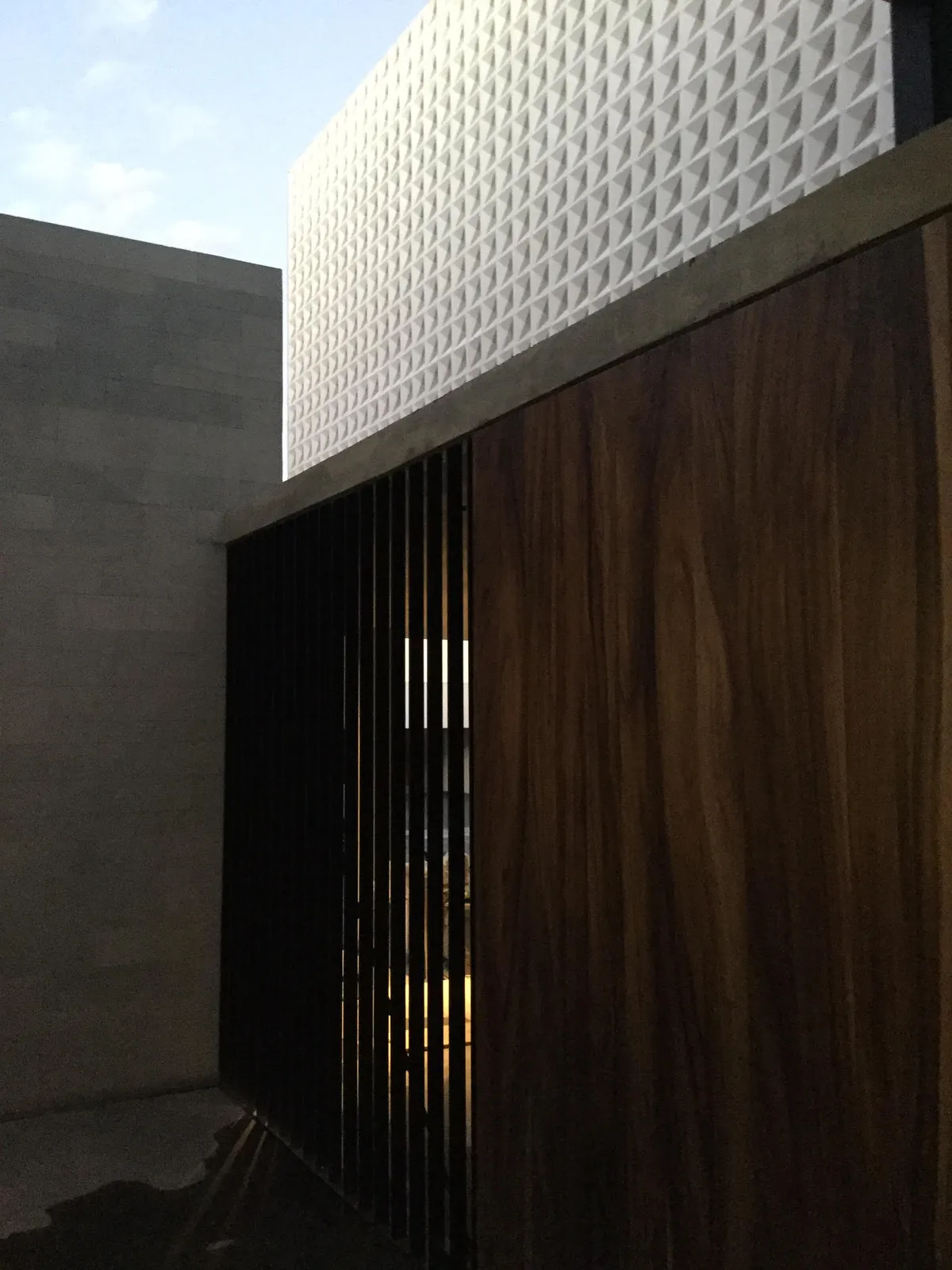 Detalle de instalación — Celosía JS, acabado Lavado especial