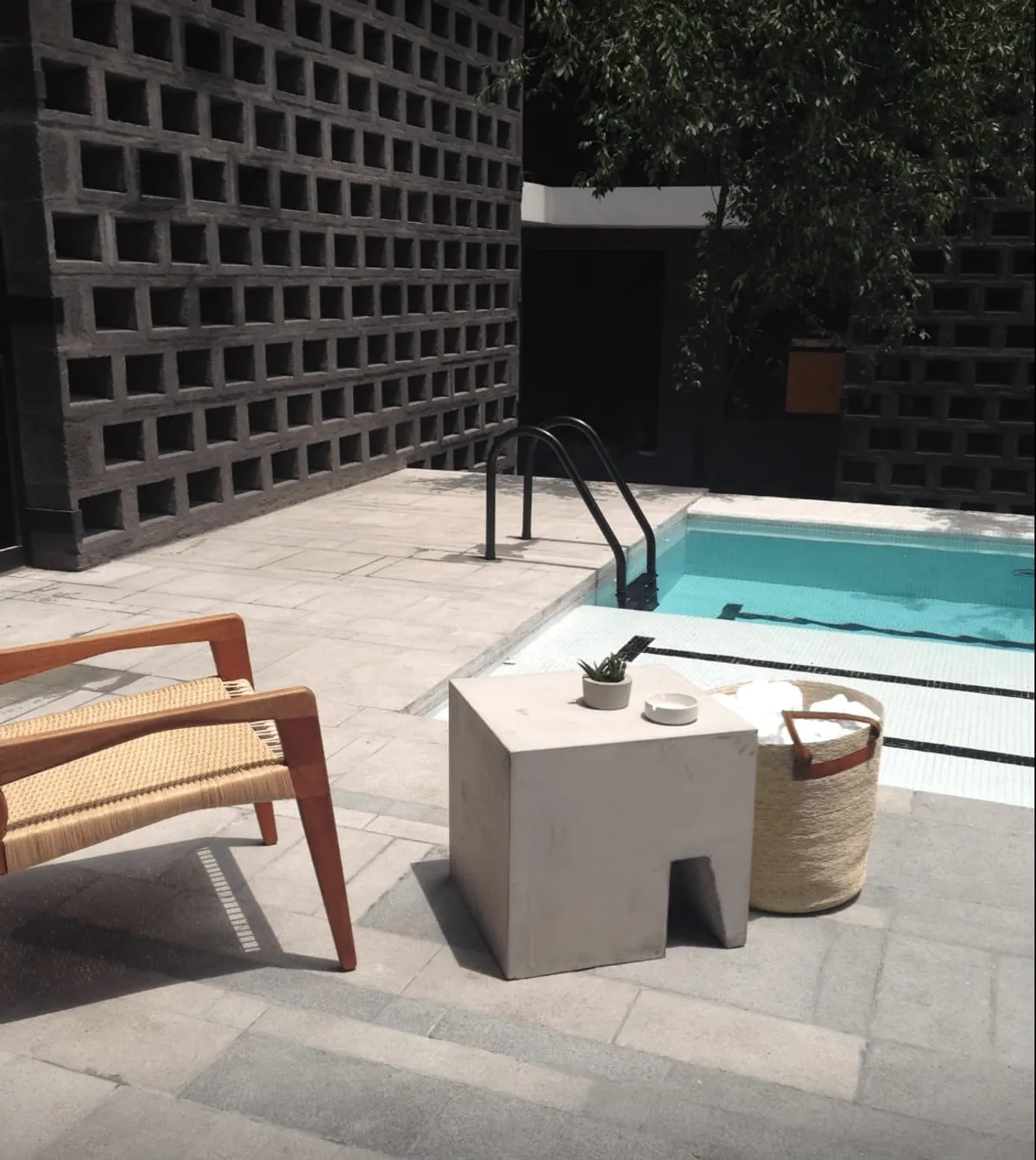 Detalle de instalación — Hotel Carlota, acabado Aparente