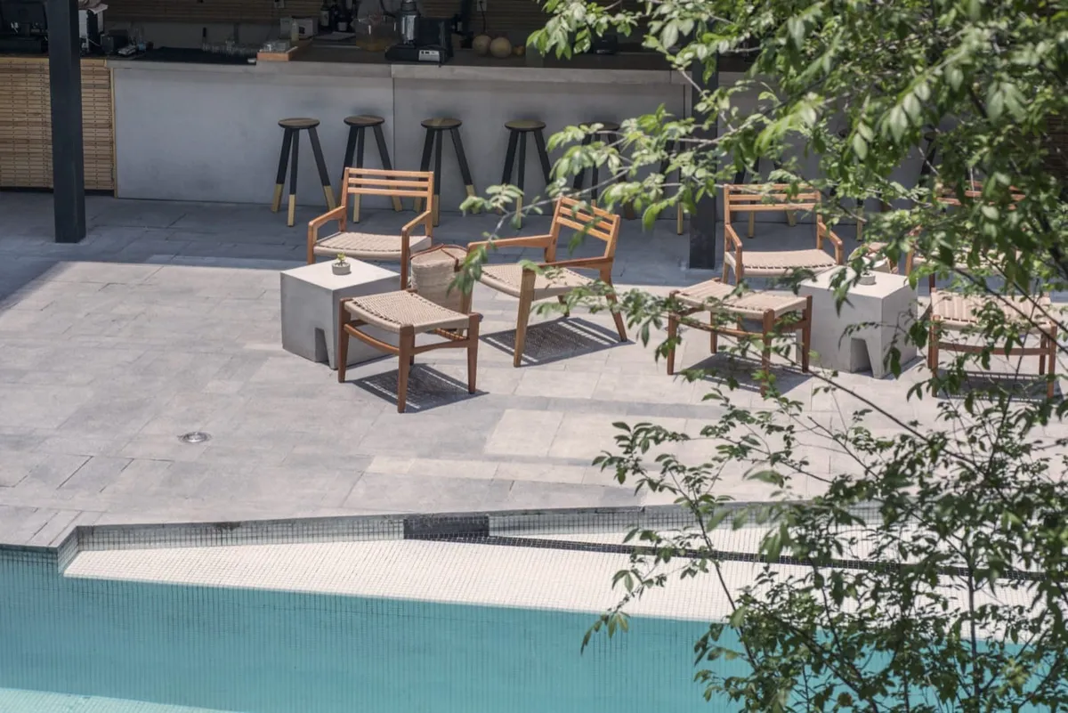 Detalle de instalación — Hotel Carlota, acabado Aparente