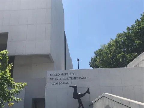 Mobiliario e instalación en concreto GFRC — proyecto MMAC Juan Soriano