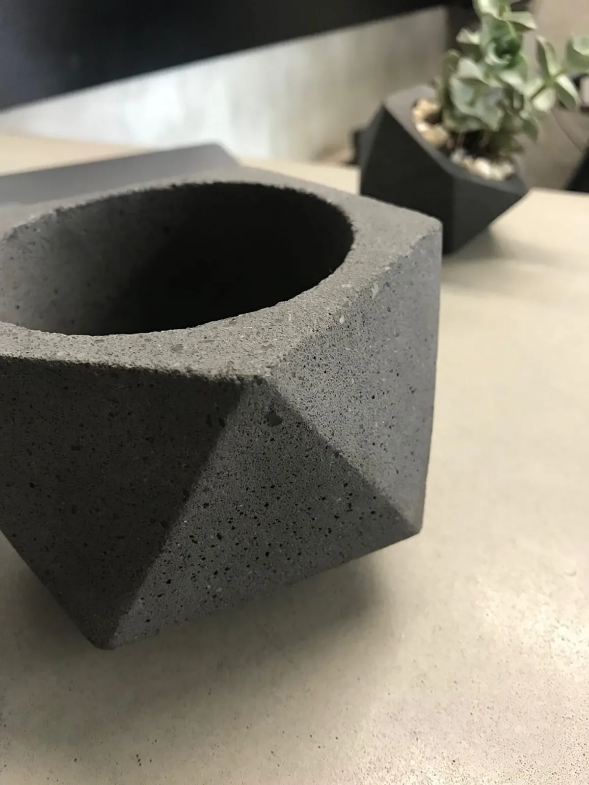 Maceta Midtown: pieza de autor en concreto (Concreto reforzado con fibra de vidrio)