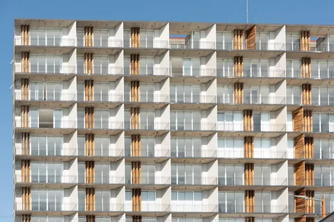 Mobiliario e instalación en concreto GFRC — proyecto Mundo E