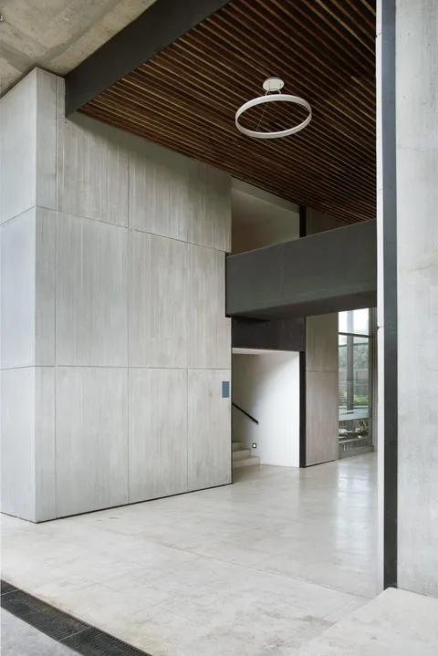 Detalle de instalación — Mundo E, acabado Madera