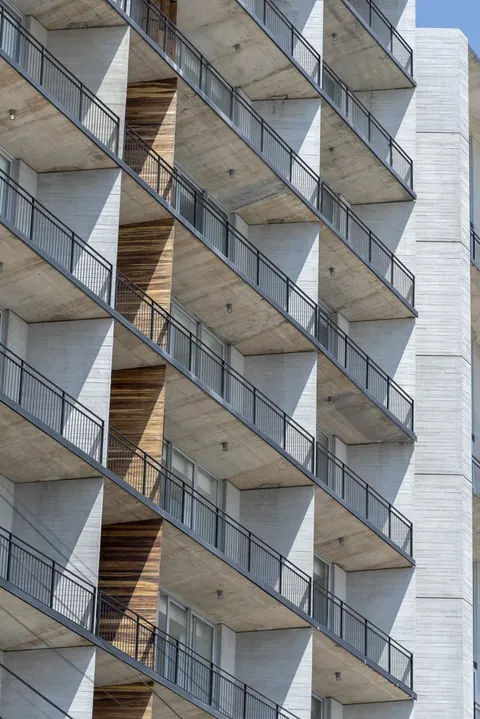 Mobiliario e instalación en concreto GFRC — proyecto Mundo E