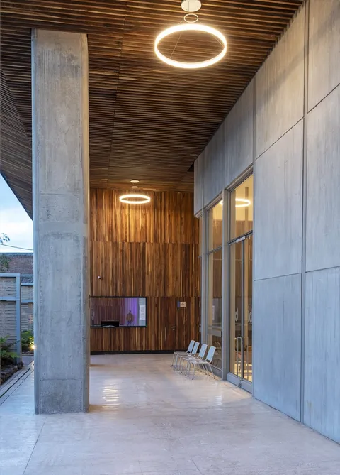 Detalle de instalación — Mundo E, acabado Madera
