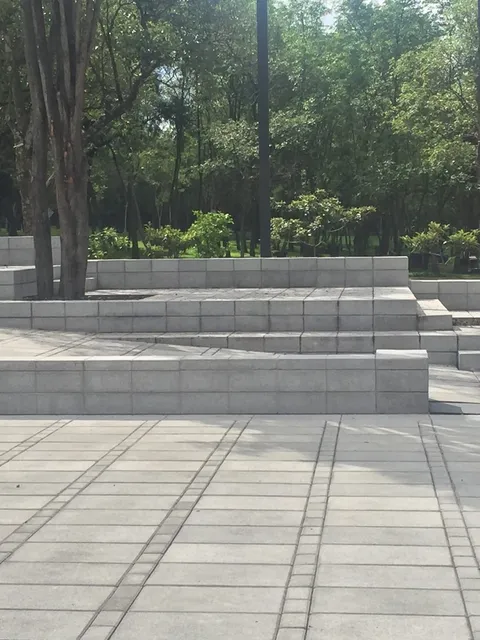 Detalle de instalación — Paseo de los Compositores, acabado Martelinado