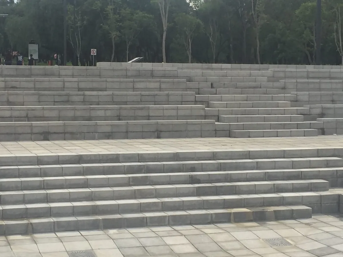 Paseo de los Compositores: pieza en concreto reforzado (Concreto vibrocompactado)