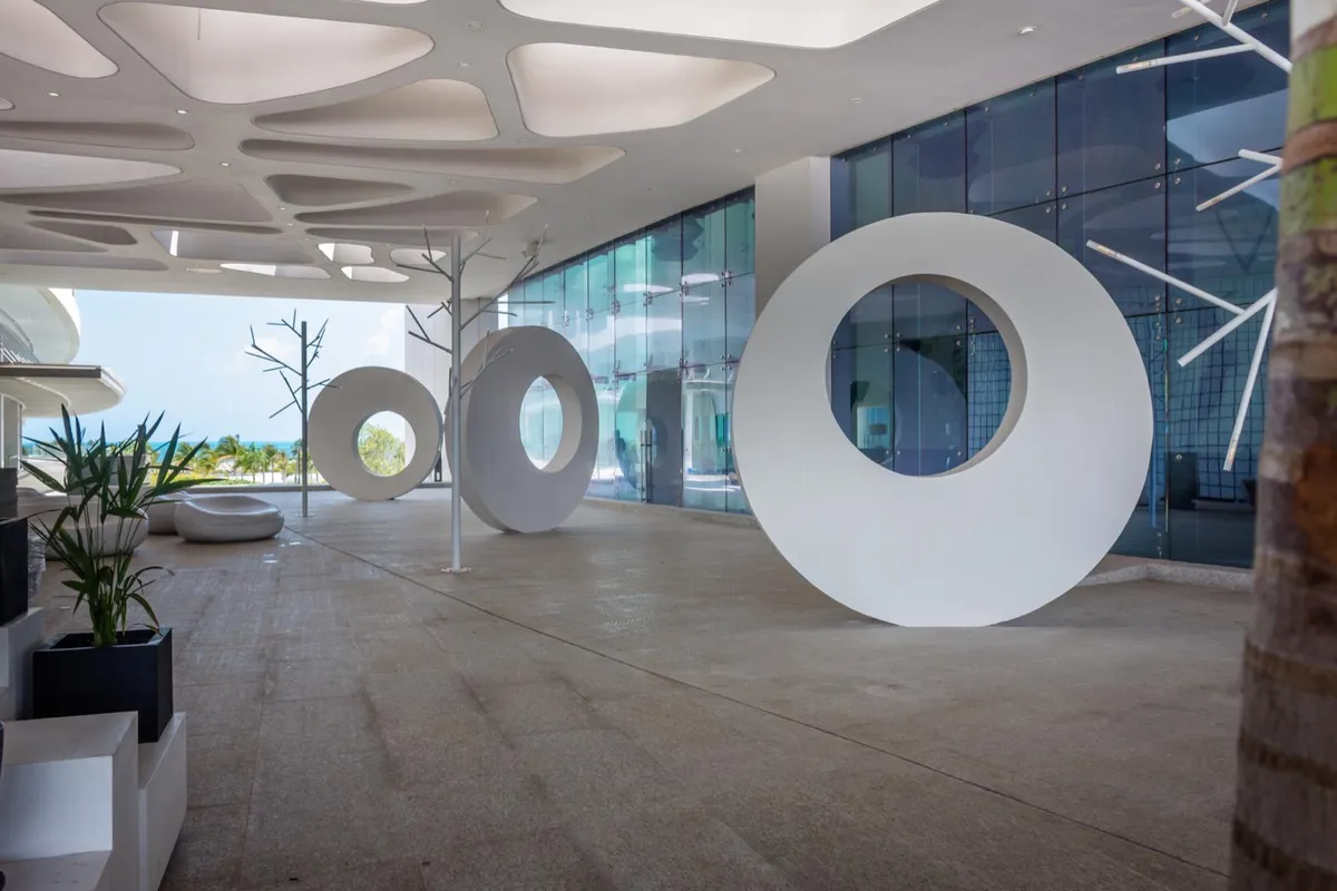 Ambiente con piezas de concreto fabricadas por Mās Concreto — Playa Mujeres