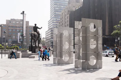 Ambiente con piezas de concreto fabricadas por Mās Concreto — Playhouse