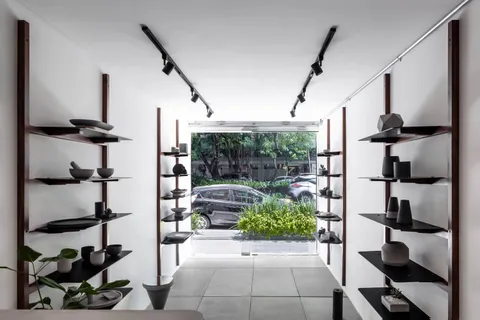 Detalle de instalación — Showroom Polanco, acabado Aparente