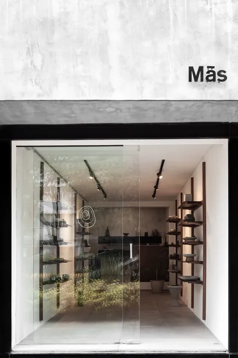 Mobiliario e instalación en concreto GFRC — proyecto Showroom Polanco