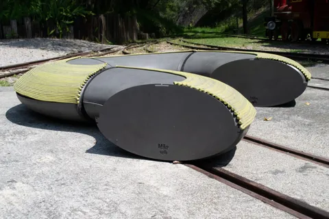 Stone & Rope: pieza en concreto reforzado (Concreto reforzado con fibra de vidrio, cuerda de Nylon y placa de acero inoxidable T 305)