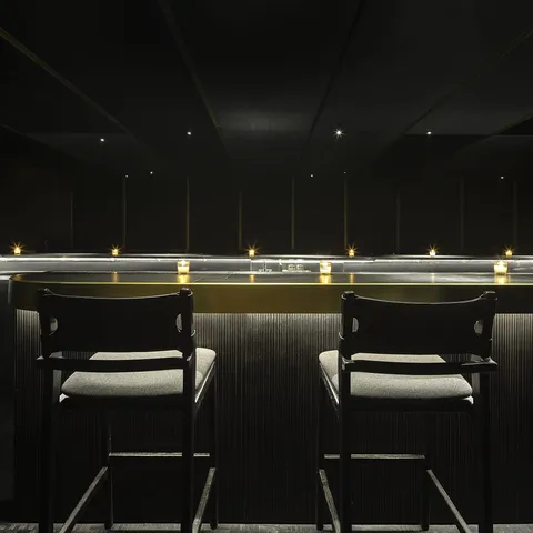 Detalle de instalación — Ticuchi Bar, acabado Aparente / Estriado