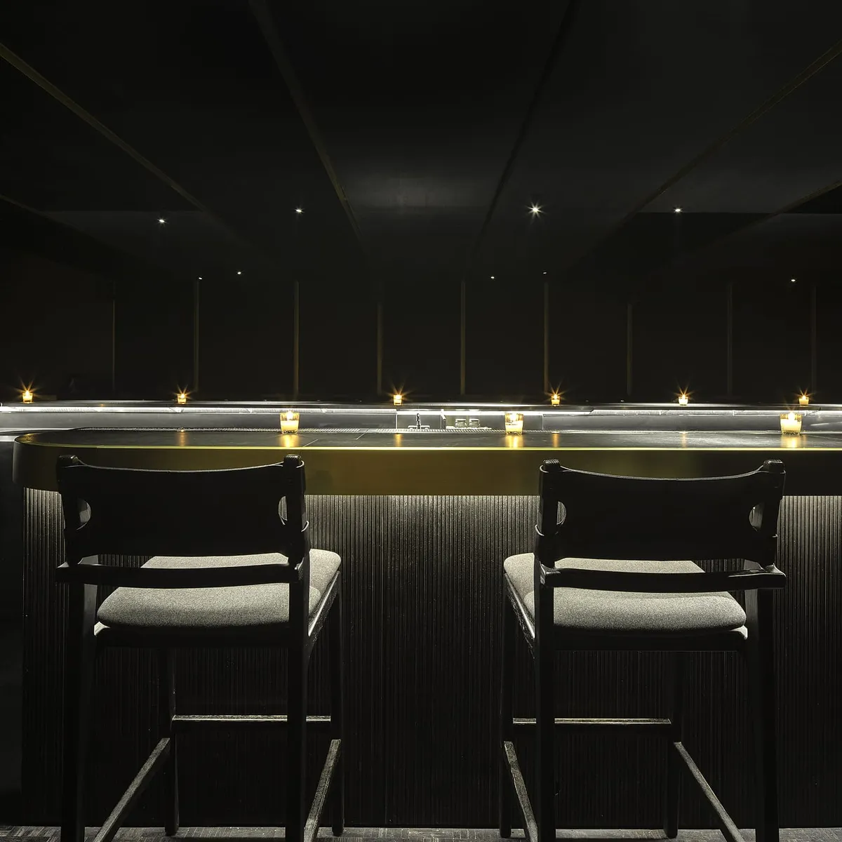 Detalle de instalación — Ticuchi Bar, acabado Aparente / Estriado