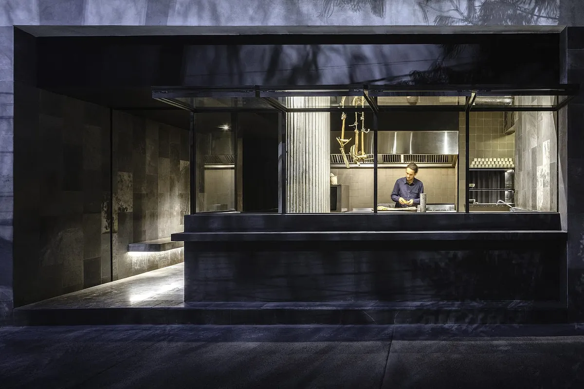 Ticuchi Bar: pieza en concreto reforzado (Concreto reforzado con fibra de vidrio)