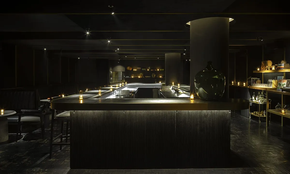 Mobiliario e instalación en concreto GFRC — proyecto Ticuchi Bar