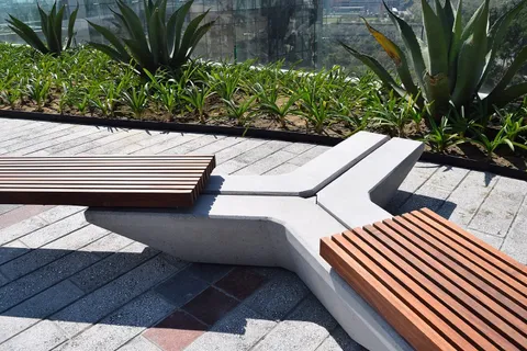 Detalle de instalación — Bancas Y, acabado Lavado ligero