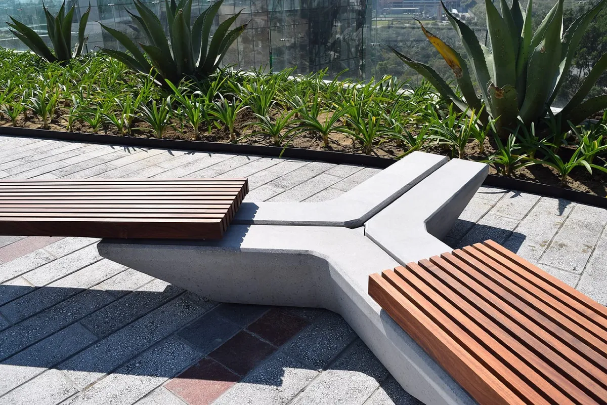 Detalle de instalación — Bancas Y, acabado Lavado ligero