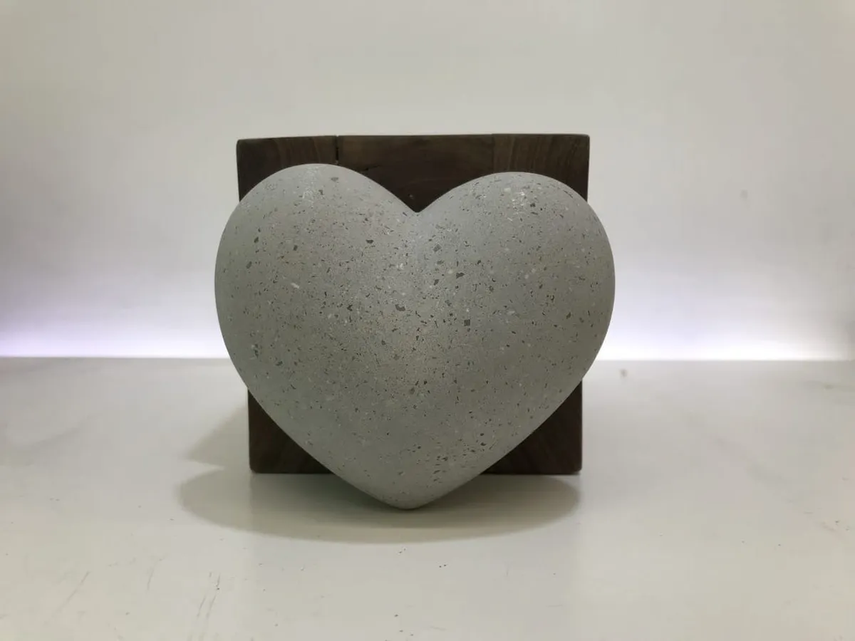 Detalle de acabado Lavado — Corazón en concreto
