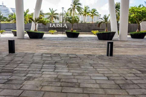 Detalle de instalación — La Isla, acabado Martelinado / Lavado