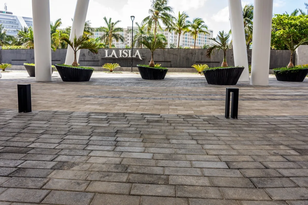 Detalle de instalación — La Isla, acabado Martelinado / Lavado