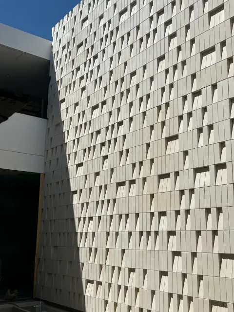 Vista general del proyecto Muro Llorón para Ezequiel Farca Studio en concreto GFRC