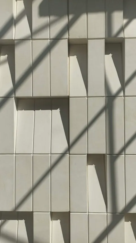 Detalle de instalación — Muro Llorón, acabado Lavado especial